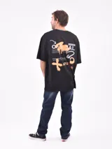 Remera negra de corte oversize y mangas cortas.