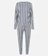 Conjunto de pijama largo compuesto por camisa de mangas largas con escote redondo y pantalón con cintura elástica. Diseño a rayas verticales en gris y blanco.