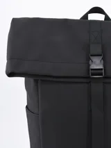 Mochila negra con cierre superior enrollable y hebilla de ajuste frontal. Tiene un asa de mano superior, correas de hombro acolchadas ajustables, bolsillo lateral con cierre y bolsillo lateral abierto.