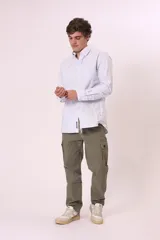 Camisa blanca de manga larga con cuello abotonado.