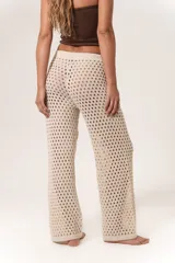 Pantalón de hilo color beige con diseño calado y cintura elastizada con cordón ajustable.