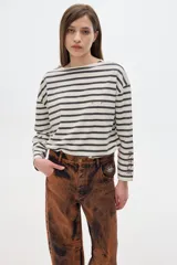 Remera de manga larga a rayas horizontales color blanco y negro, de corte holgado. Tiene bordado SP en el frente y estampa PASTICHE en el brazo.