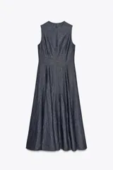 Vestido midi de denim azul oscuro, con cuello redondo y sin mangas. Corte entallado en la cintura y falda evasé. Cierre trasero con cremallera oculta.