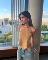 Top marrón de cuero con cuello halter y espalda descubierta.