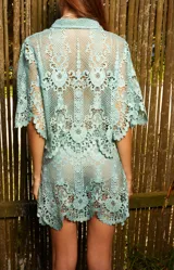 Camisa corta celeste con encaje, de corte holgado y mangas 3/4. Teñida a mano.