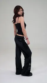 Top negro con breteles finos y estampado blanco de ángel.