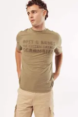 Remera blanca de algodón con cuello redondo y manga corta. Estampa pequeña en el pecho con un sol y texto.