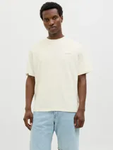 Camiseta color hueso de algodón con estampa fotográfica en la espalda, corte holgado, cuello redondo y mangas cortas.