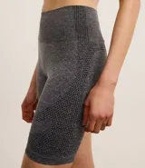 Bermuda deportiva gris con recortes texturizados y efecto levanta pompis.