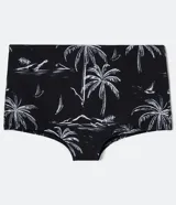 Sunga de poliéster con cintura elástica y cordón interno para ajuste. Presenta un estampado tropical con palmeras, montañas y veleros en blanco sobre fondo negro.