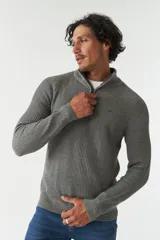 Sweater básico color beige de punto acanalado, con medio cierre frontal, cuello alto y logo bordado en el pecho.