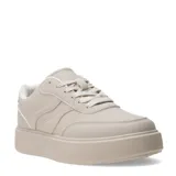 Zapatillas deportivas color beige con cordones y suela chata.
