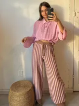 Pantalón de punto marrón con rayas verticales rosas, corte palazzo y cintura con cordón ajustable.