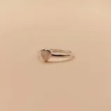 Anillo de plata 925 con dije de nácar en forma de corazón.