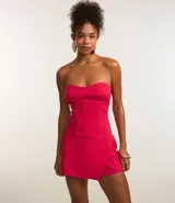 Short pollera corto confeccionado en bengalina con viscosa certificada, con cierre por cremallera invisible en la parte de atrás y recorte delantero.