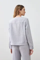 Chaqueta gris melange de lino con cierre frontal y mangas largas.