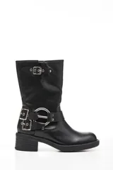Bota negra de ecocuero de caña baja, con base de 1,5 cm, taco de 2,5 cm y caña de 21 cm de alto.