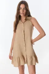 Vestido corto color ladrillo, sin mangas, con cuello camisero con volados, abotonado al frente y falda con volados.