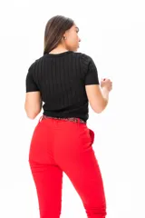 Remera negra de viscosa, manga corta y cuello redondo.