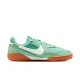 Championes Nike Terra Manta de mujer, color verde agua con detalles en blanco y suela color caramelo.