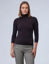 Polera ajustada de tejido elastizado, color marrón, con cuello alto y mangas tres cuartos, de la marca Tahari.
