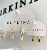 Aros de baño en oro de 18k, con piedras blancas y un diseño elegante.