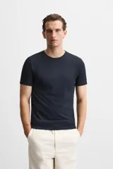 Camiseta slim fit de cuello redondo y manga corta, confeccionada en tejido de algodón con elasticidad.