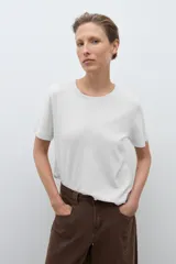 Remera de manga corta color beige melange, con cuello redondo y corte recto.