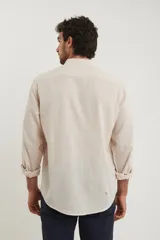 Camisa rosada de lino y algodón, con cuello mao, manga larga y bolsillo de parche en el pecho.