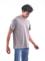 Remera gris de corte clásico con cuello en V y mangas cortas.
