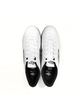 Championes de fútbol Umbro Classic II TF, color blanco con detalles en negro, con capellada de PU, forro de poliéster y suela de caucho.