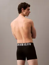 Pack de tres bóxers Calvin Klein modelo Intense Power, confeccionados en tejido de microfibra color negro, beige y rojo. Cintura elástica con logo de la marca.