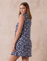 Camisón corto de tejido soft estampado, color rosa con flores. Tiene escote redondo con aplique de puntilla, botones y detalle plisado.