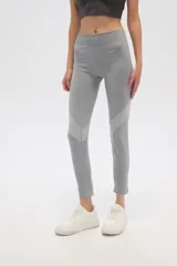 Calza deportiva color rosa, de poliéster, calada, al cuerpo y de calce alto.