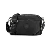 Bandolera negra de poliéster con diseño rectangular, correa regulable con logo de la marca y herrajes plateados. Tiene un compartimento principal con cierre, un bolsillo interno con cierre, un bolsillo externo con cierre y dos bolsillos externos abiertos.