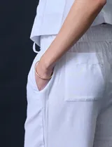 Pantalón de lino color blanco, marca Aexanderr Jordan. Tiene pretina ancha elastizada con lazo de ajuste, bolsillos verticales delanteros y bolsillos traseros.