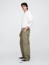 Pantalón cargo color beige, corte holgado, con bolsillos laterales con solapa y ajuste con cordón en la cintura.
