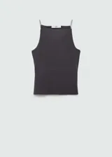 Top gris con tirantes finos, cuello halter y corte ajustado.