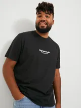 Remera negra de manga corta con cuello redondo y corte relajado. Diseño con estampa en relieve.