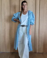 Kimono largo celeste en denim con volados en el frente y mangas 3/4 abullonadas.