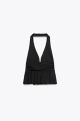 Top negro de cuello halter y escote pico con volantes en el bajo.