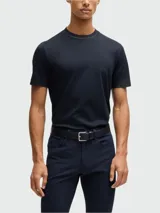 Remera azul marino de corte clásico con cuello redondo y mangas cortas.