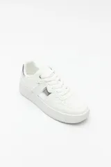 Zapatillas blancas de símil cuero con recortes en gamuza y detalles metalizados plateados. Plataforma de 4,5cm de alto.