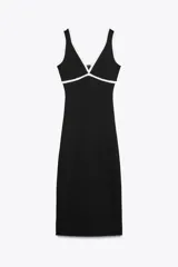 Vestido largo negro de tejido de punto con escote en pico, tirantes anchos y ribetes blancos en contraste.