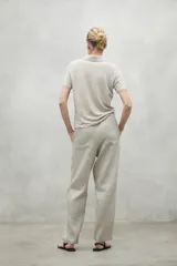 Camiseta color gris claro de lino, con cuello polo y mangas cortas.