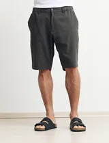 Bermuda de gabardina color verde.