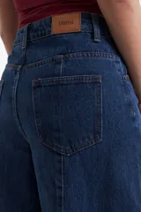 Pantalón jean oxford de tiro alto color crudo, de corte ajustado en la cadera y amplio desde la rodilla.