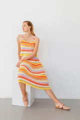 Falda midi tejida multicolor a rayas horizontales, plisada y de tiro medio.