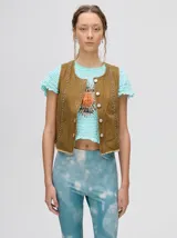 Chaleco marrón de denim con apliques metálicos y flecos en el ruedo.