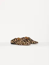 Mocasín mule de cuero con estampado animal print, capellada con recorte decorativo y aplique de corazón.